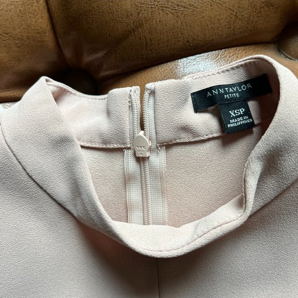 *HP* Ann Taylor Mock Neck Peplum Top XSP - Picture 5 of 9